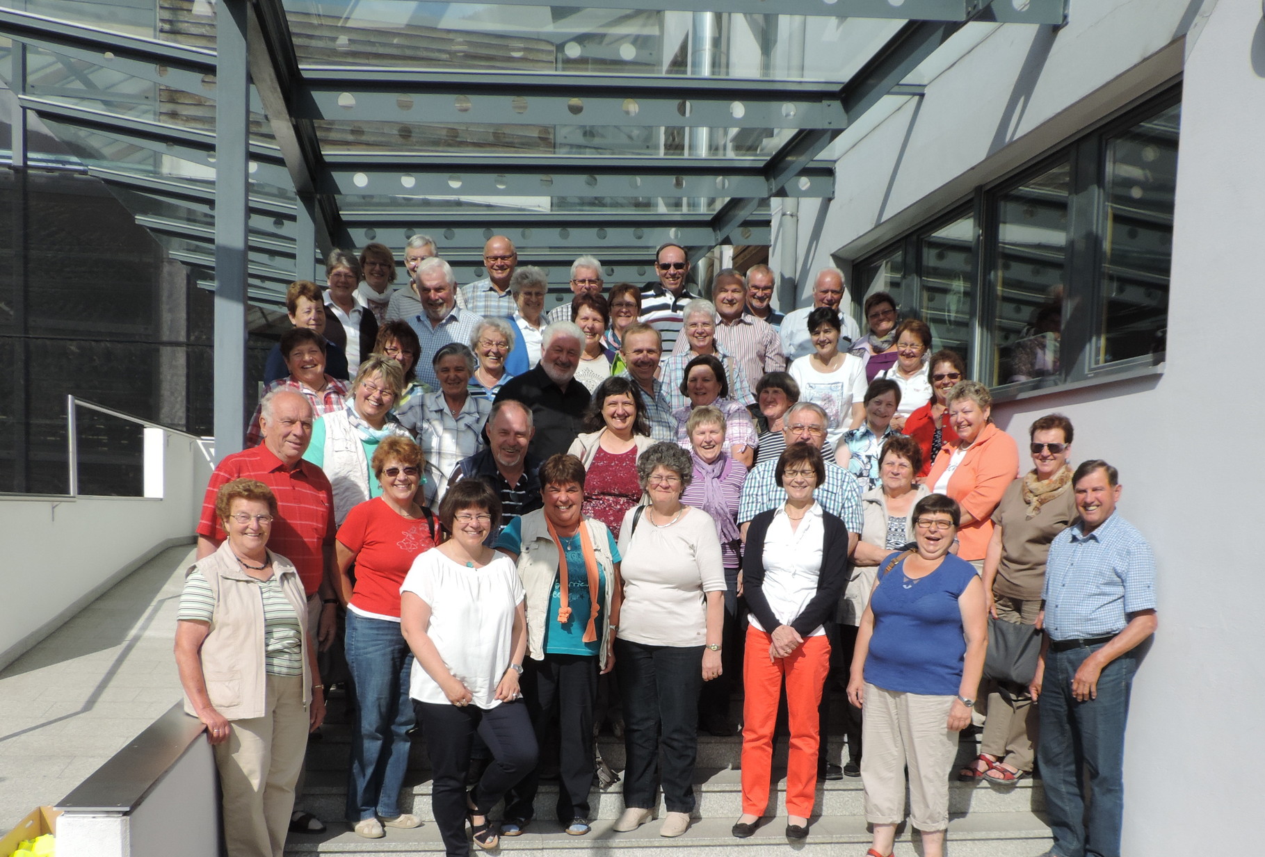 Gruppenbild vor der Obstgenossenschaft Melix in Brixen