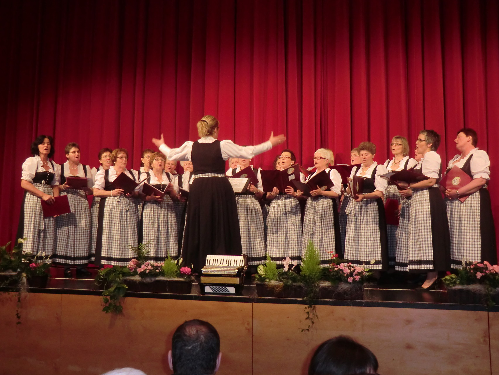 Unser BBV-Ortsbäuerinnenchor unter der Leitung von Heike Schlez