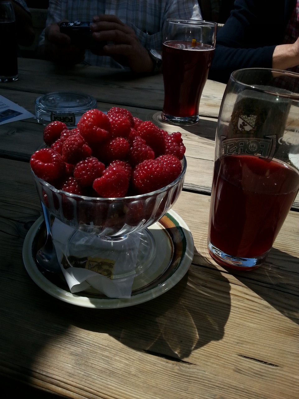 herrliche Himbeeren und Himbeersaftschorle