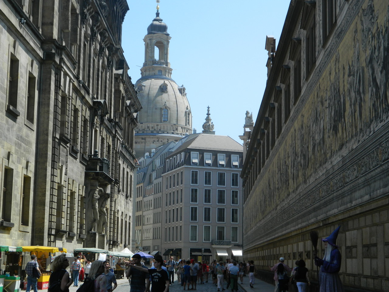 Blick über den Fürstenzugauf die Frauenkirche in Dresden