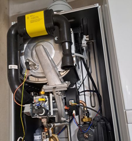 Technicien réparant une chaudière gaz à Saint-Maximin-la-Sainte-Baume
