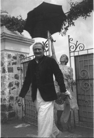 Kitty holding the umbrella at U.Meherabad, India - Courtesy of MN Collection