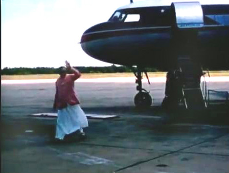  1956 : Meher Baba arriving at Wilmington Airport. Image captured by Anthony Zois from a film by Sufism Reoriented.