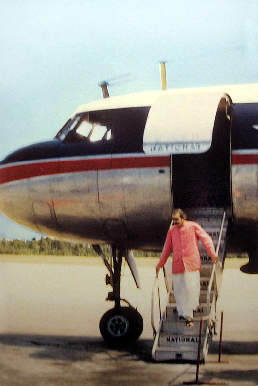  Baba arriving at Wilmington Airport NC in 1956 ; Photo courtesy of Mark Trichka & Charley Decker