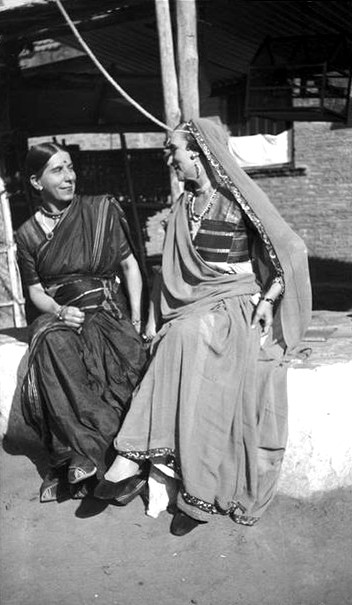 MSI Collection ; India - Norina (R) & Kitty Davy (L)