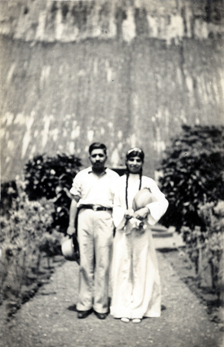 Savak Damania and Meheru Jessawala. Courtesy of the Jessawala Collection - AMB Archives, Meherabad, India.