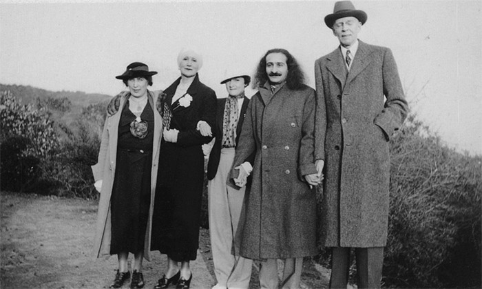 Lord Meher ; ( L-R ) Nadine Tolstoy ?, Norina Matchabelli, Mercedes D'Acosta, Meher Baba and William Hurlbut