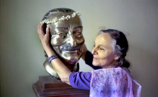 1977, Meherabad ; Mehera with Baba's bust - photo by David Fenster