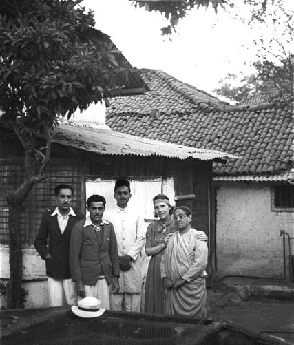 ( L-R ) Rustim & Jal Irani,Pleader, Hedi Mertens & Shireen Irani at Baba's House in Poona,India. Courtesy of MN Collection.