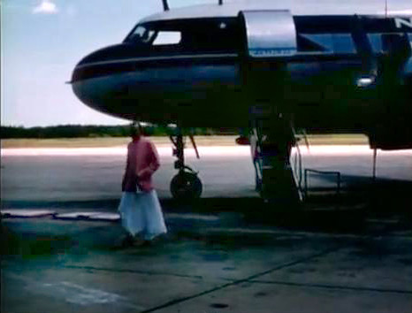 1956 : Meher Baba arriving at Wilmington Airport. Image captured by Anthony Zois from a film by Sufism Reoriented.