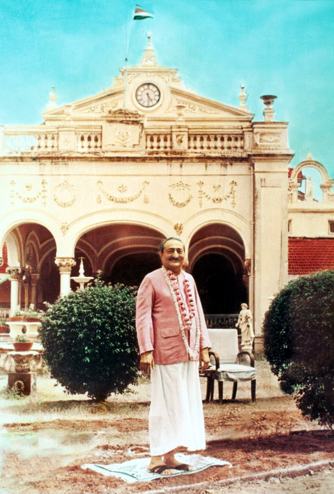 1960s : Meher Baba outside Guruprasad, Poona, India. Courtesy of MN Publ. 