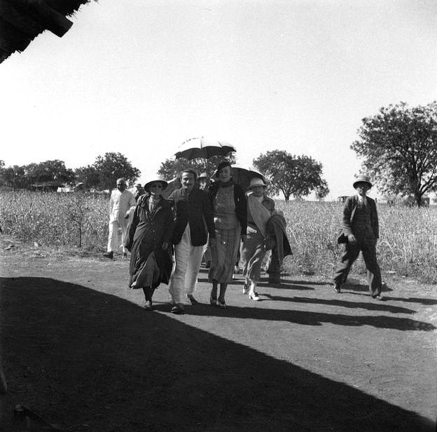 MSI Collection ; India - Nadine is walking behind Norina,Baba & Mary