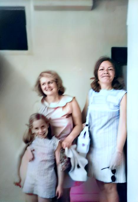 1969, India : Ruth ( right ) and her daughter Leslie with Virginia Rudd