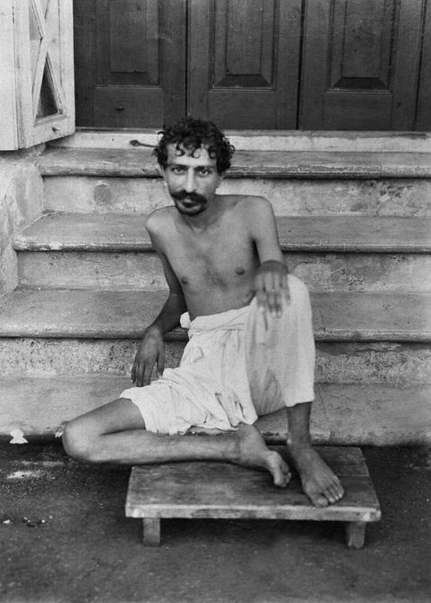 1922 ; On the steps of Manzil-e-Meem, Bombay, India