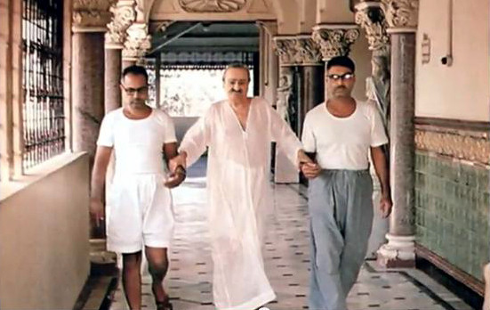 Meher Baba walking with Bhau ( left ) and Eruch Jessawala ( right ) at Guruprasad, Pune, India mid 1960s