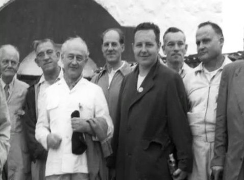 1954 : Fred is on the far right of the group in India. Trimmed image - LM p.4486