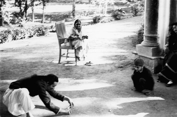 Baba playing marbles with Meherwan Jessawala