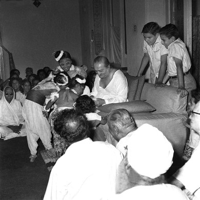 Poona, India ; Baba's twin nephews behind him ; Photo by Meelan - Courtesy of MN Collection