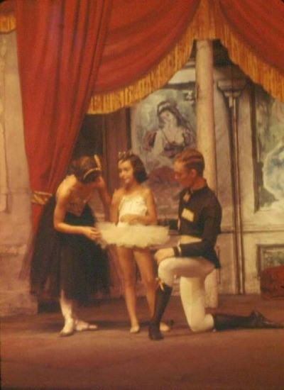 ( L-R ) Marie , Andra Corvino & Peter Saul