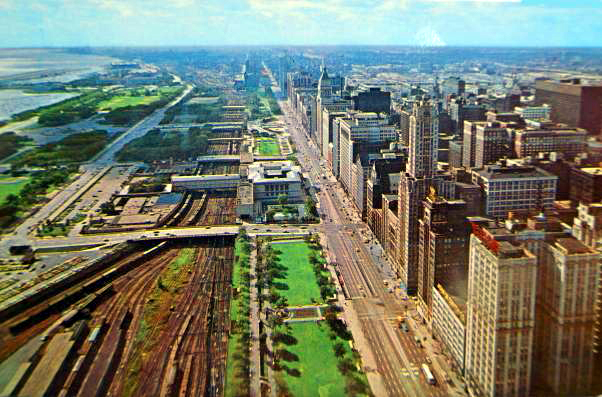 Postcard ; CHICAGO - MICHIGAN AVE , LAKEFRONT- AERIAL PANORAMA - LOOKING SOUTH - SUNKEN I.C. TRACKS - ART INSTITUTE - c1960