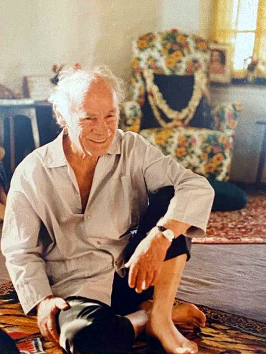 1970s : Francis at Mandali Hall, Meherazad, India.