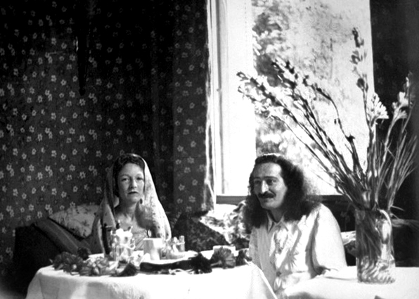 1937 : Baba having breakfast with Consuelo de Sides. Image courtesy of MN Publ.