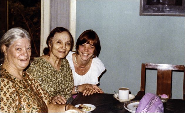 Mehera with Filis Fredericks and Ursula Reinhart at tea time, 1979 - Photo from Ursula Reinhart