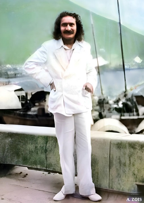 16 . June 1932 ; Meher Baba beside Xuanwu Lake, Nanjing, China. 