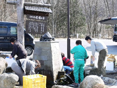 黒曜石は、流紋岩や石英安山岩質のマグマが結晶化する前に急冷されてできた火山岩の一種です。