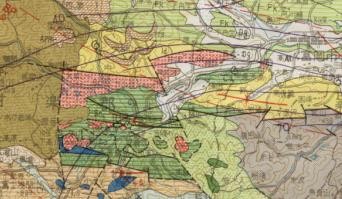 地質図で＋赤範囲が平滑花崗岩、中央横断が国道２５４号線