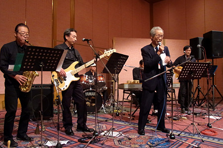 懇親会では小川卓良先生率いる生バンドで、首藤傳明先生が熱唱！