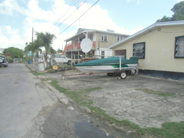 le début de notre rue avec un bateau chez un voisin