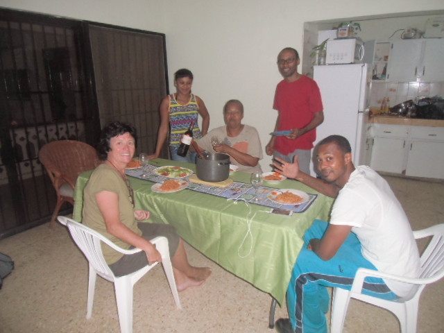 Un diner un soir chez Gladys avec ses deux fils et Wanda
