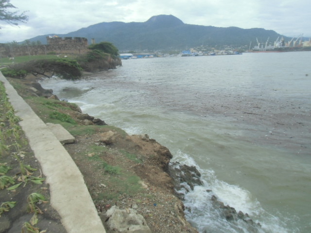 Vue de la pointe sur la baie et le port de commerce et le port de pêche