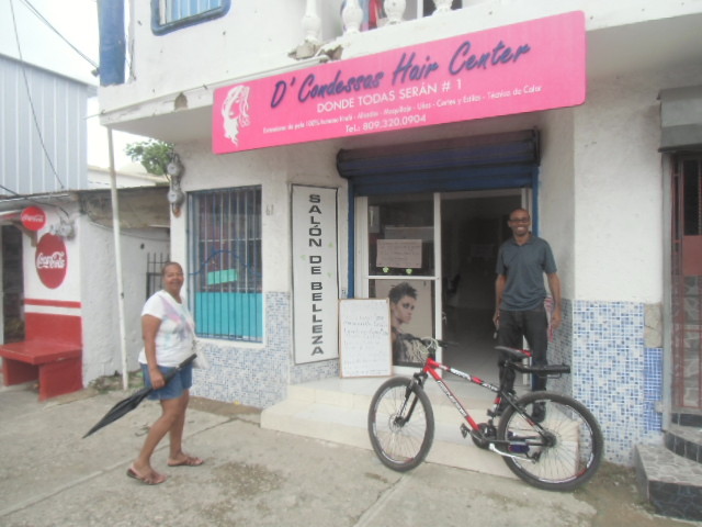 Le "Beauty Salon" de Junior, Félix avec le vélo garé devant