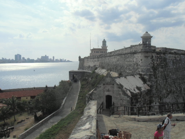L'accès au Castillo au fond vue sur le Malecon