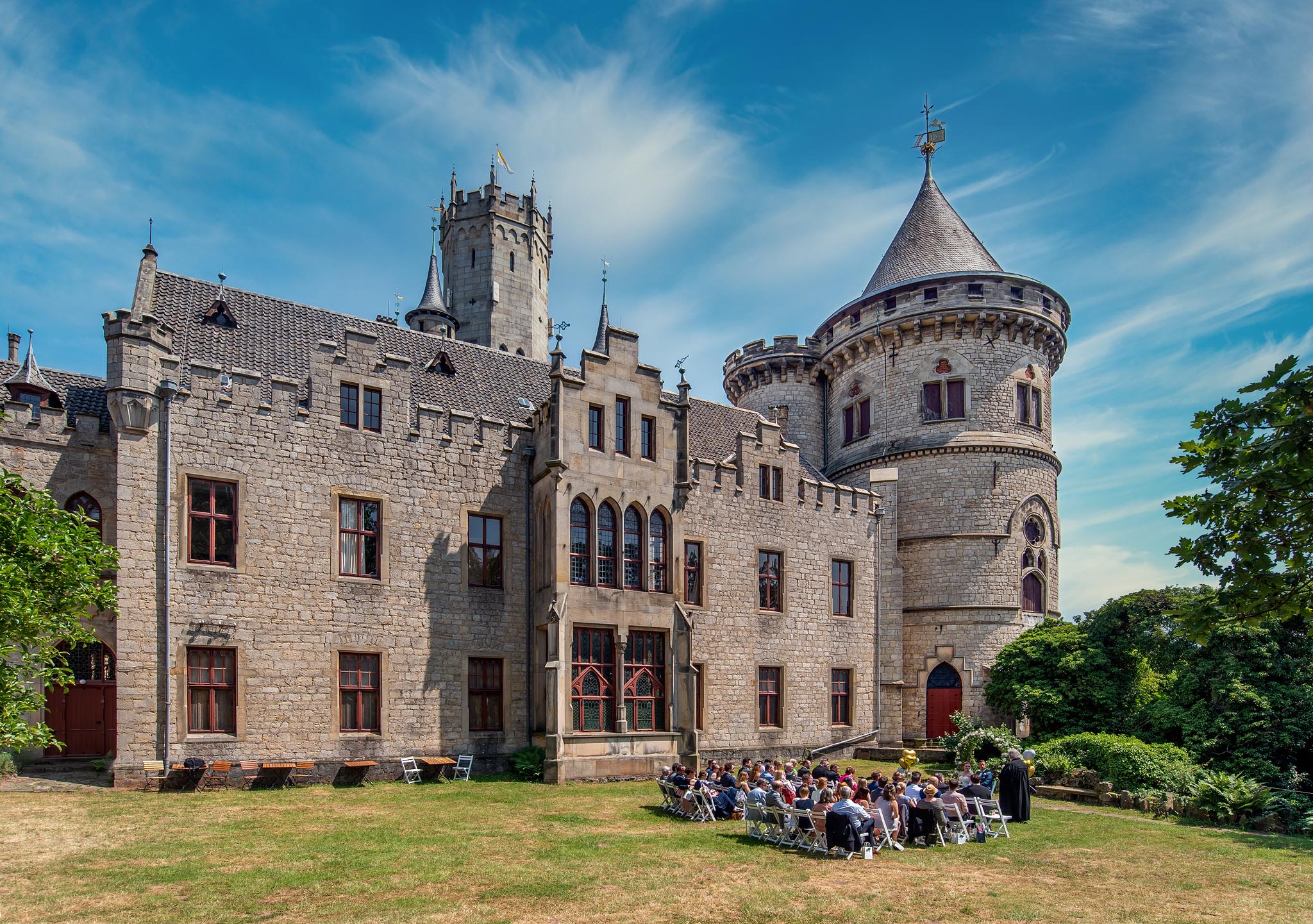 Freie Trauung im Garten von Schloss Marienburg