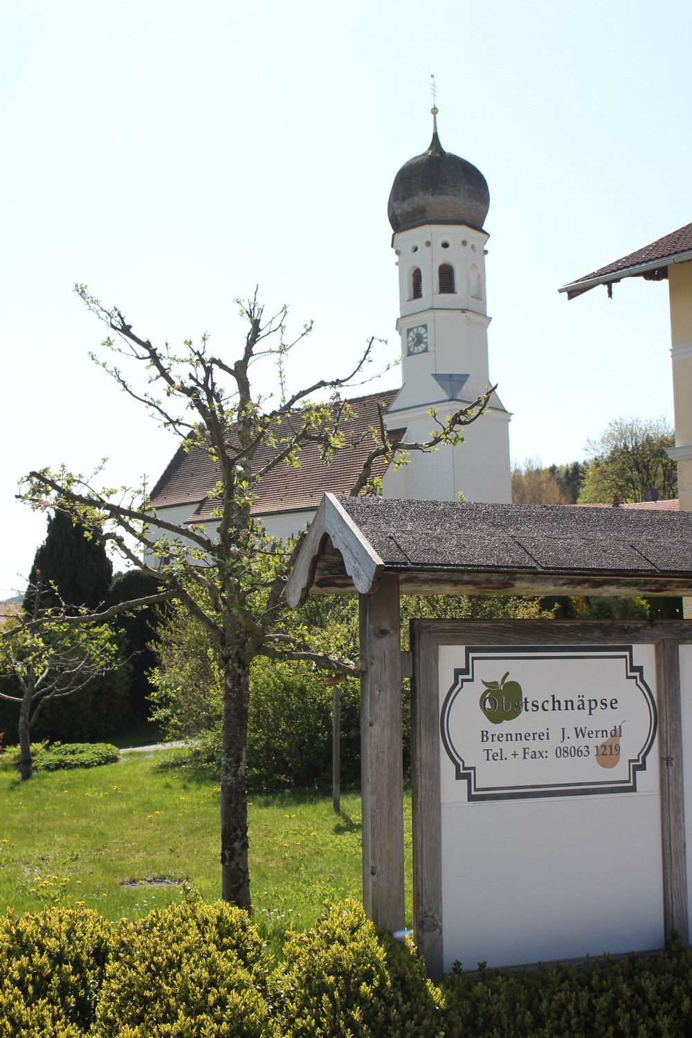 Gleich neben der Holzollinger Kirche