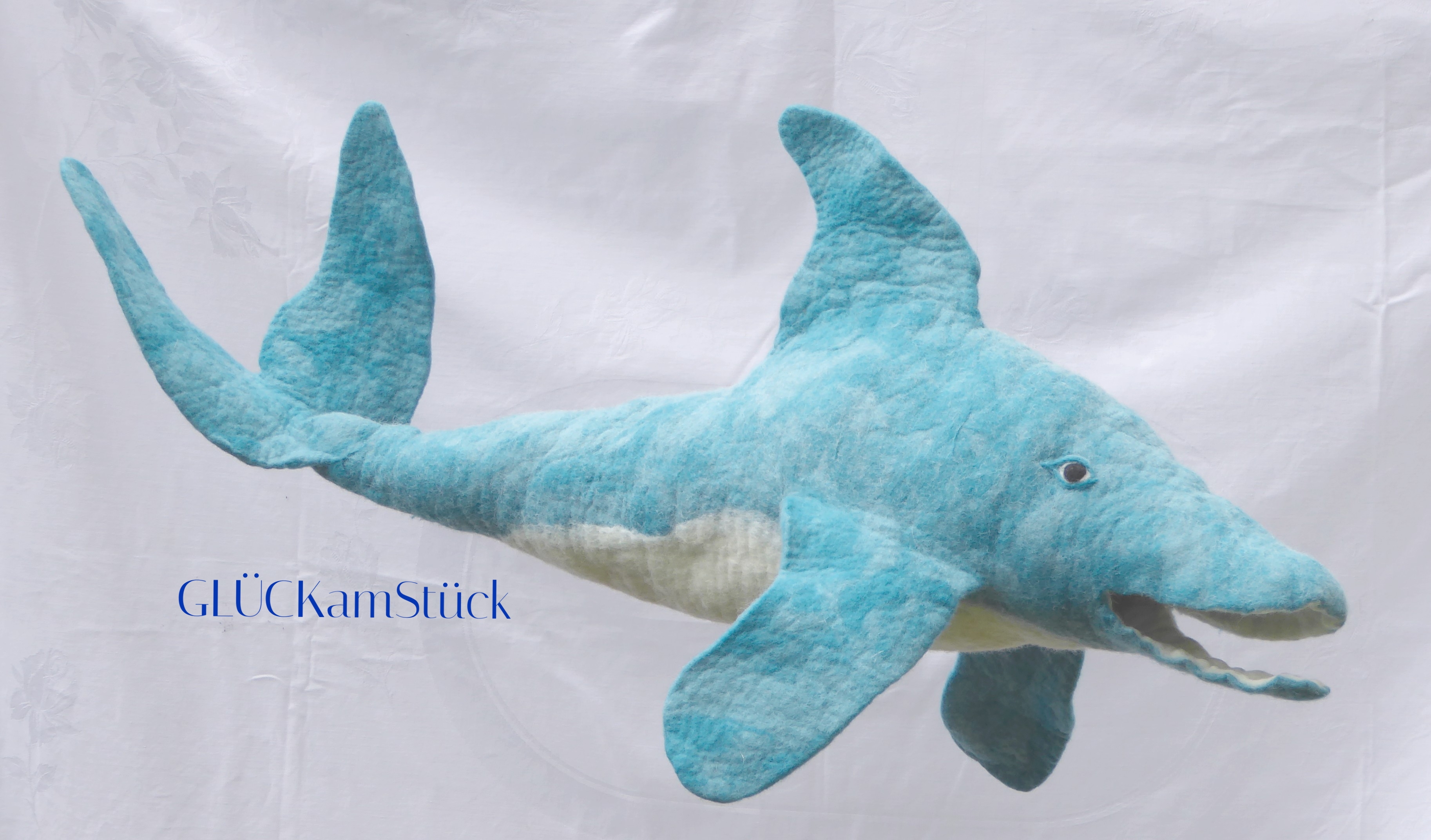 Eine Schultüte muß nicht immer eine spitze Zuckertüte sein. Ein Delfin ist zur Einschulung ein origineller Begleiter, der auch danach noch lange Freude macht. Ich filze Ihnen gerne diese Schultüte.