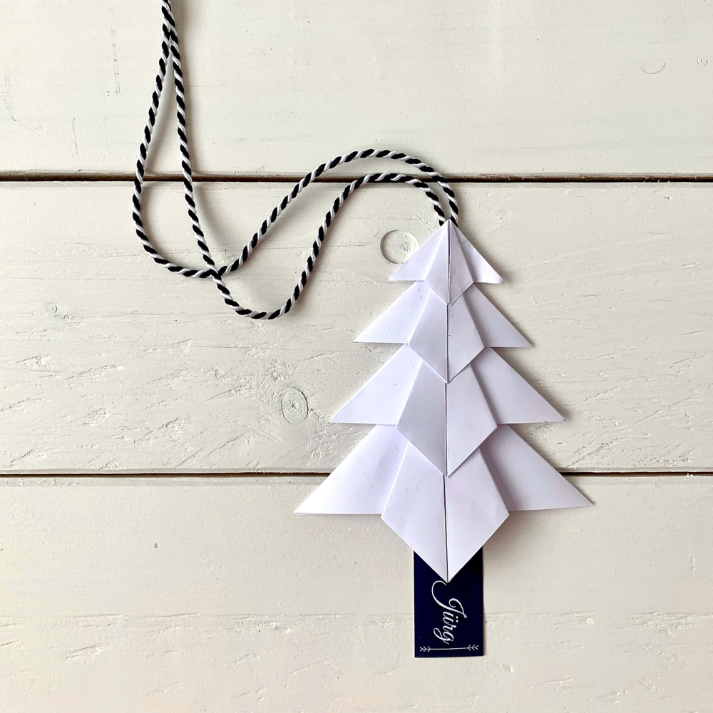 Tannenbaum weiss aus gefaltetem Papier
