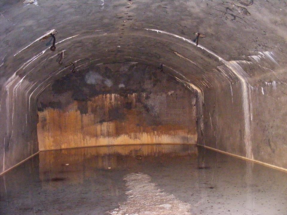  Galleria Caproni. Torbole. Usata come fabbrica di armi segrete da Hitler nel 1944/45 La bocca di mina, che serviva per fare saltare in aria la fabbrica in grotta in caso di attacco nemico, trasformata in piccola cappella...