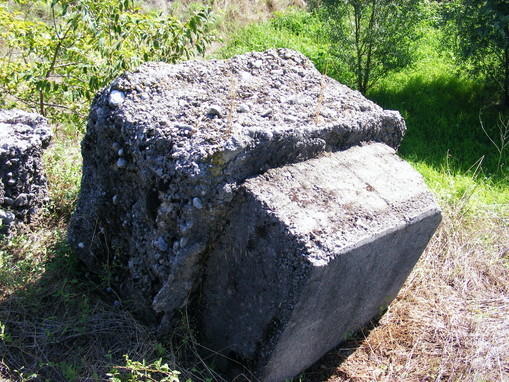Uno dei 16 piloncini di basamento in cemento che reggevano la struttura metallica della rampa di lancio delle V-1, le buzz bomba a reazione, arma segreta di Hitler, ritrovate a Ghedi (Bs) 