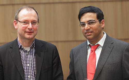 Christian Hesse mit Weltmeister Viswanathan Anand ©Archiv Hesse