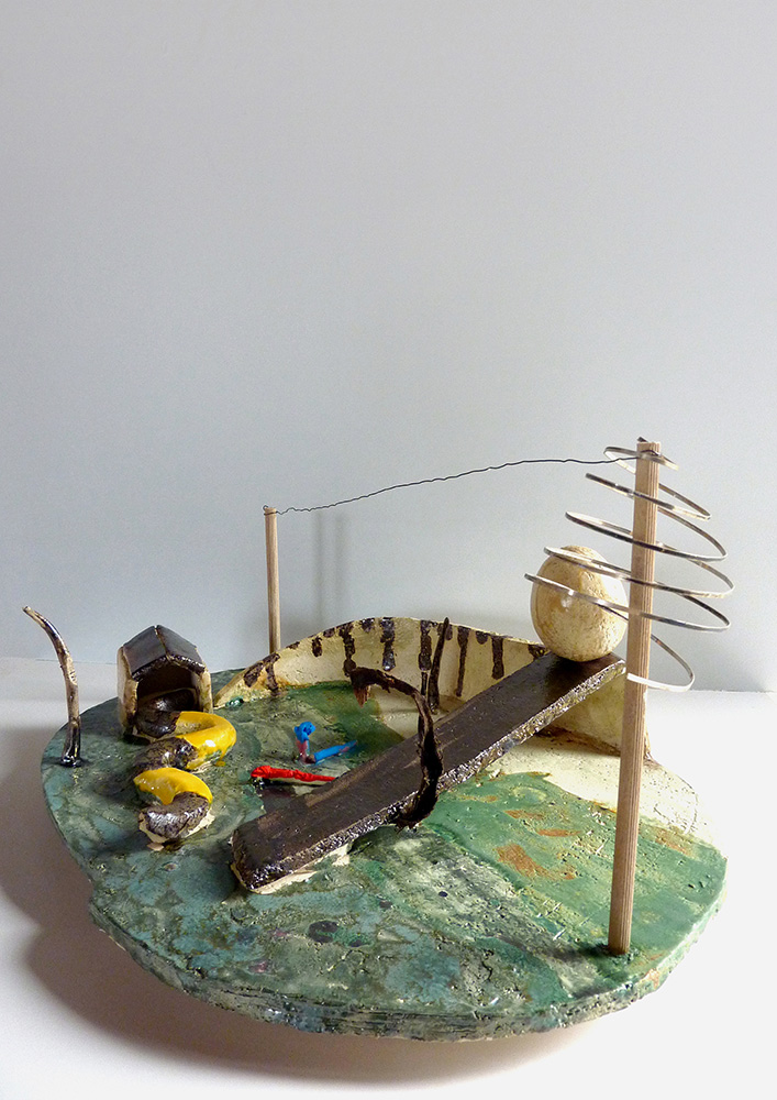 Das Paradies ist nebenan (7), 2016, Ton, glasiert, Draht, Holz, 23 x 37 x 31 cm