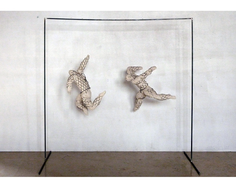 Zwei Tänzer, 2006, Ton, Stahl, Stahlgewebe, 80 x 80 x 40 cm