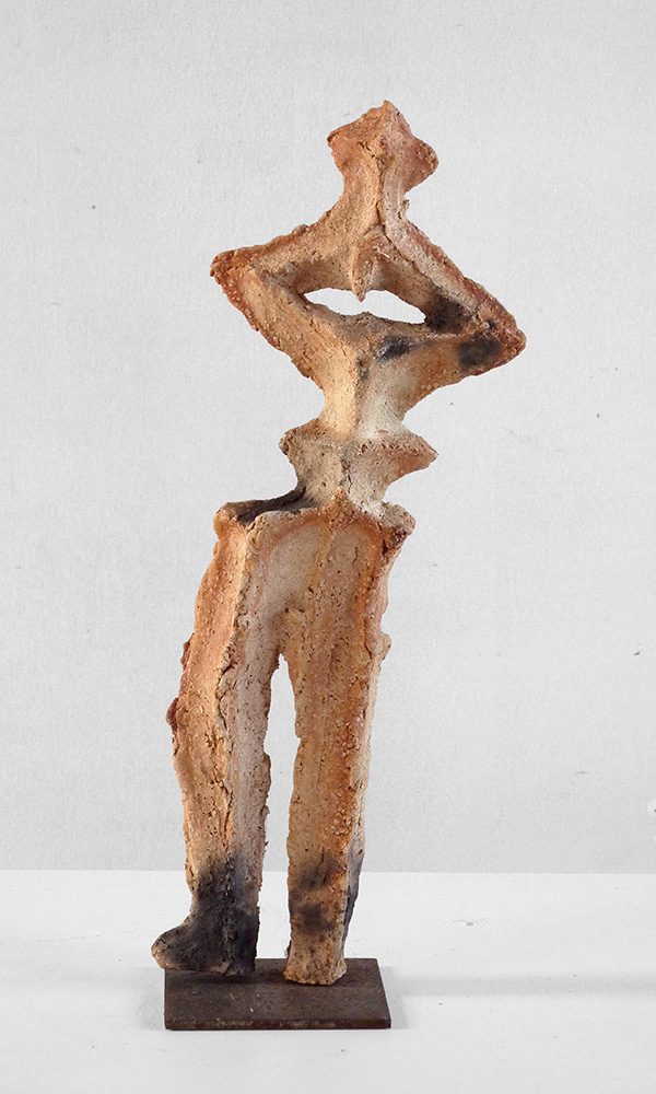 Spielbein /Standbein, 2003, Ton, Raku, Stahl, 28 x 11 x 8 cm