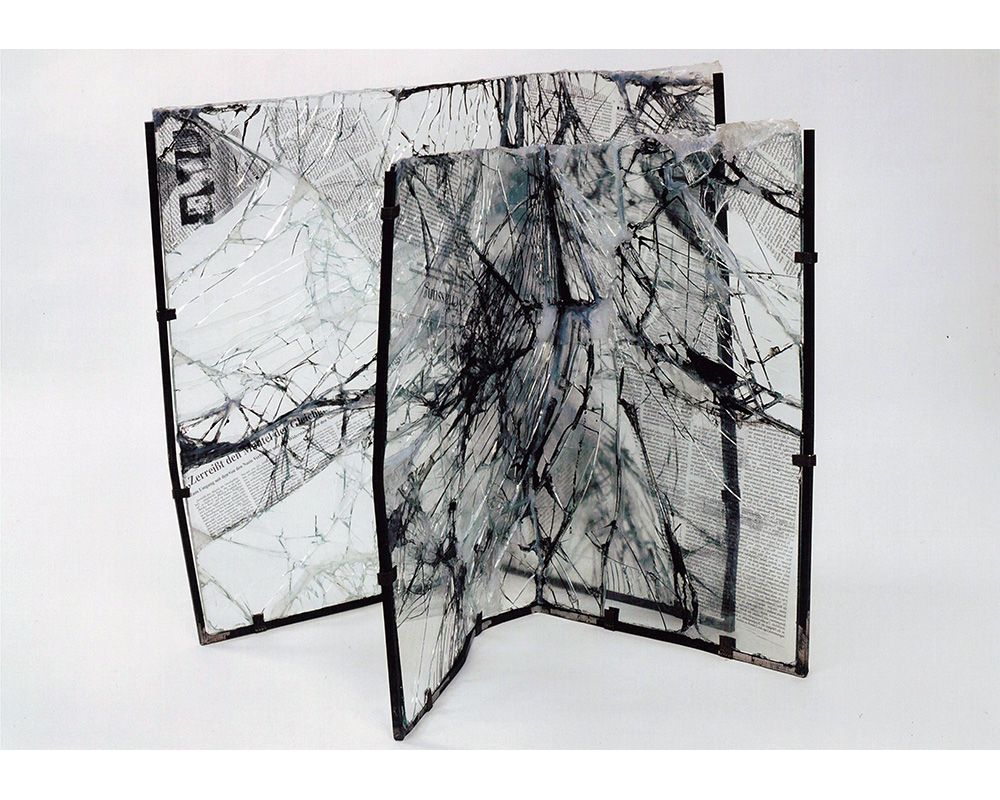 Siebzehnter Juni, 2005, Folie, Glas, Silikon, Stahl und Tusche, 60 x 60 x 54 cm