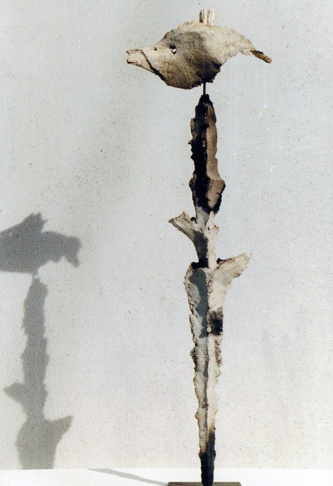 Stele, 1997, Ton, Knochen, Raku, Stahl, Höhe 90 cm
