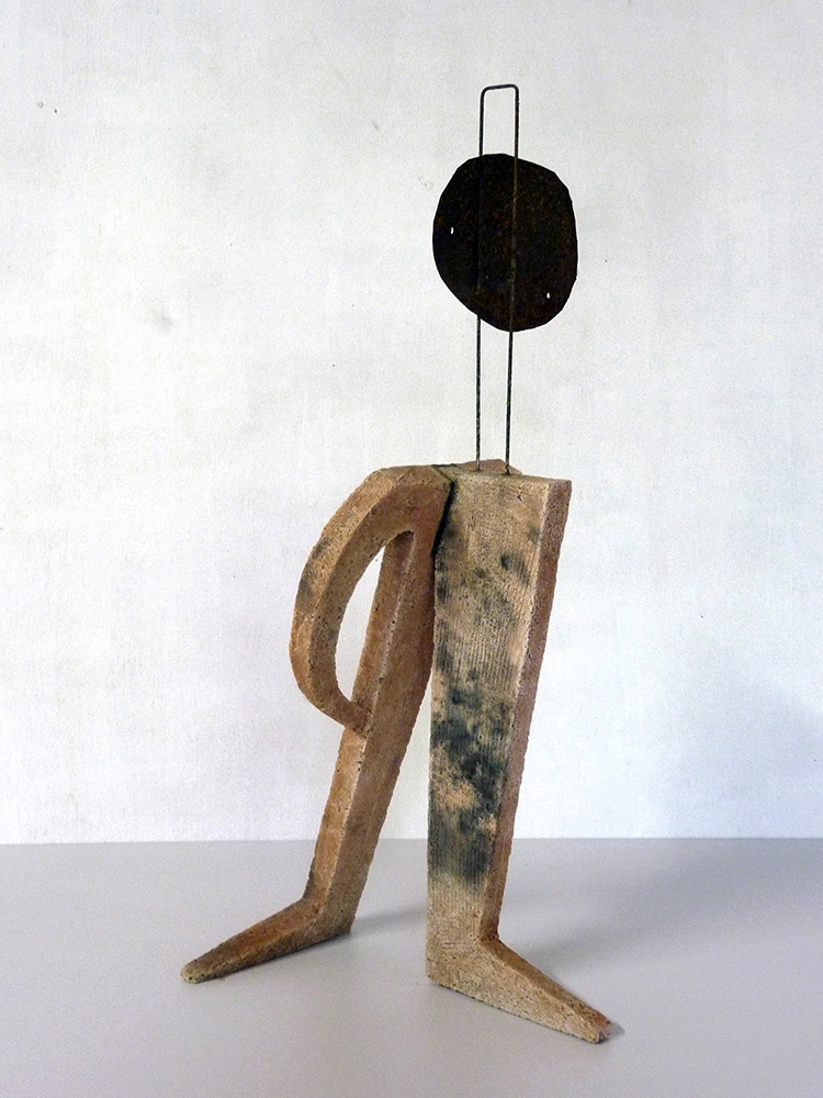 Kopffüßler mit Blech und Draht, 1998, Ton, Raku, Stahl, 54 x 18 x 24 cm