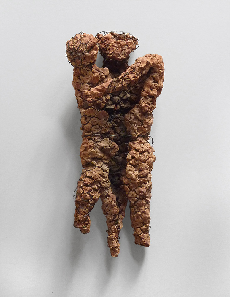 Poupée (Paar), 2003, Ton, Raku, Stahlgewebe, 43 x 17 x 10 cm